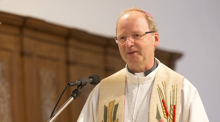 Bregenz am 1.9.2015 Bischof Benno Elbs spendet den Abendsegen fuer Fluechtlinge