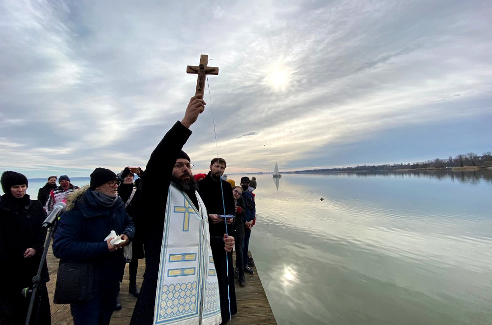 Orthodoxe Wasserweihe Ungarn Plattensee Metropolit Arsenios Kardamakis / Metropolis von Austria