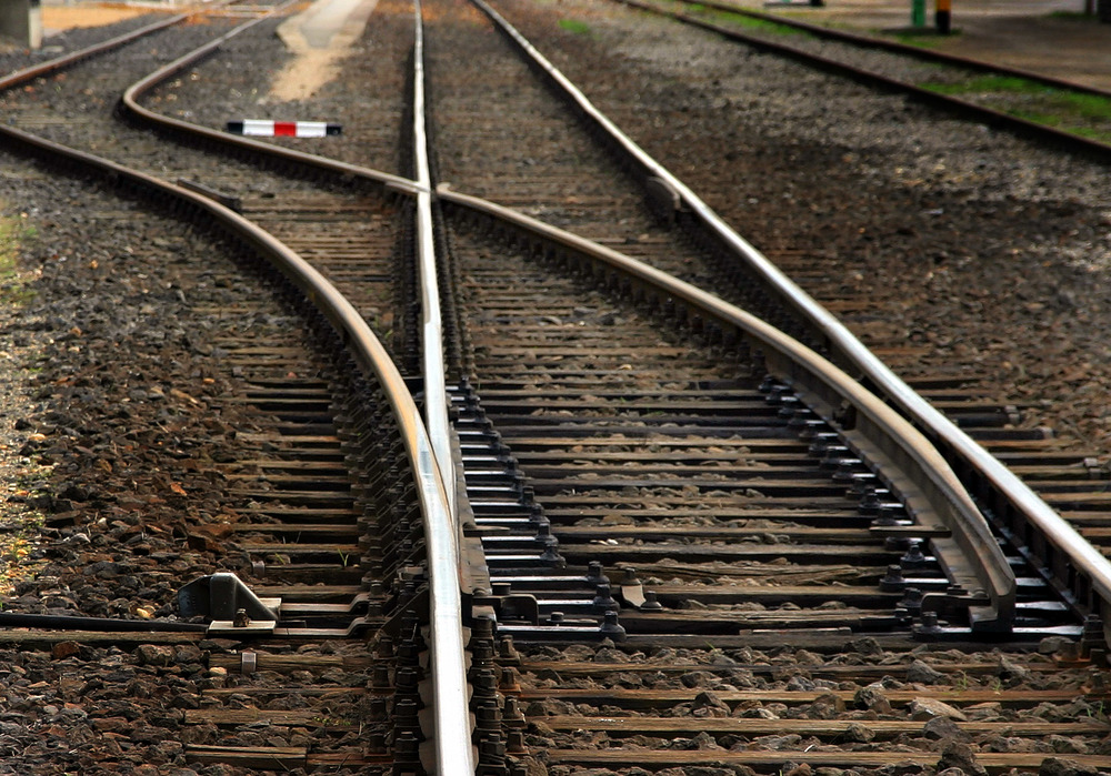 Eisenbahnweiche [ (c) www.BilderBox.com, Erwin Wodicka, A-4063 Breitbrunn, Tel. +43 676 5103 678. Verwendung nur gegen HONORAR, BELEG, URHEBERVERMERK und den AGBs auf www.bilderbox.com ] in an am um im auf einer beim mit and , /, aendern, Aenderung, 