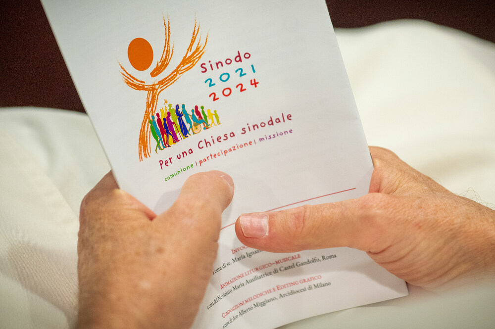 Ein Synodenteilnehmer hält ein Programm für den Ablauf der zweiten Sitzung der Weltsynode in den Händen, am 30. September 2024 im Vatikan.