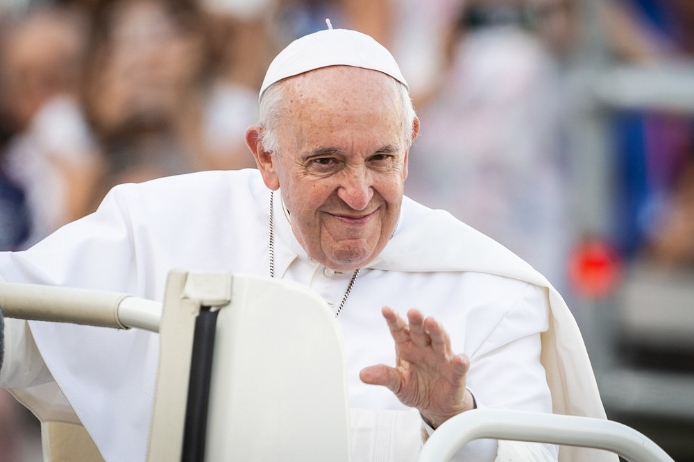 Papst Franziskus fährt winkend mit dem Papamobil auf den Petersplatz zum Gottesdienst anlässlich des zehnten katholischen Weltfamilientreffens am 25. Juni 2022 im Vatikan.