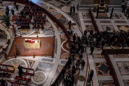 Aufgebahrter Leichnam von Papst Benedikt XVI. am 3. Januar 2023 im Petersdom im Vatikan.