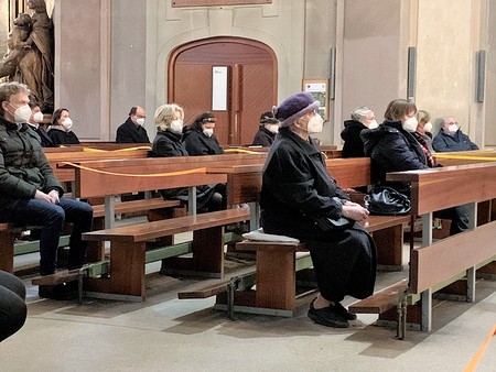 Bischöfe passen Regeln für Gottesdienste an