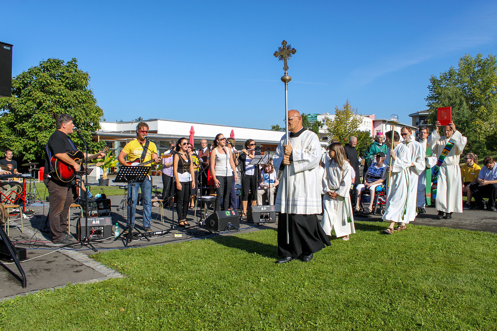 'Katholischer Gottesdienst', ''Gut ist, wer Gutes tut'.' Live vom Dorfplatz der Lebenswelt Kainbach der Barmherzigen Br?der in der Steiermark: Mit der Gemeinde feiert Kaplan Alfred Jokesch: 'Wenn nur das ganze Volk zu Propheten w?rde' - hei?t es im 4