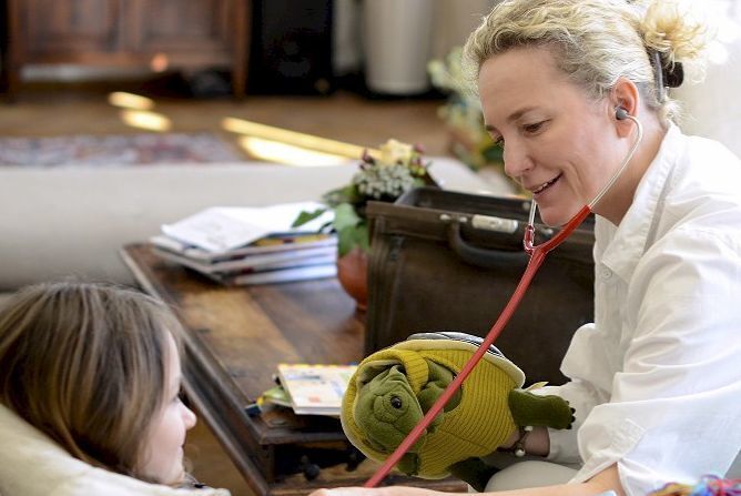 Ärztin mit Patientin im Kinderhospiz / kinderhospizmomo.at Ärztin mit Patientin im Kinderhospiz
