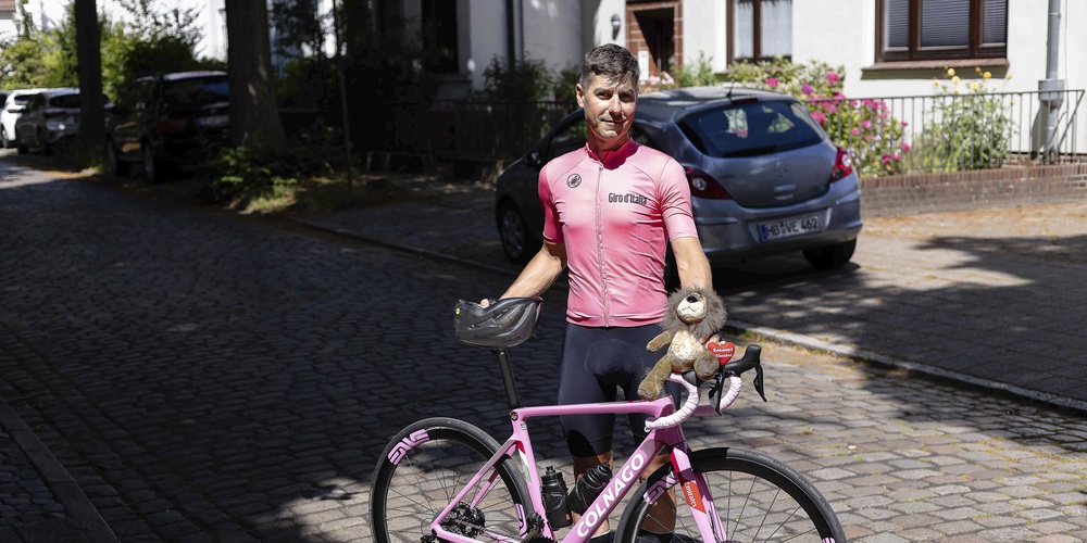 Pawel Nowak, Pfarrer in Bremen-Nord und Extremradler, mit seinem Rennrad am 9. Juli 2025 in Bremen.