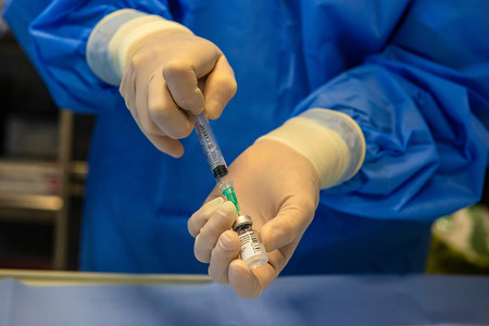 Der Impfstoff gegen Covid-19 für die Impfung gegen den Coronavirus wird in einer Spritze aufgezogen im Nationalen Institut für Infektionskrankheiten Spallanzani in Rom am 27. Dezember 2020.