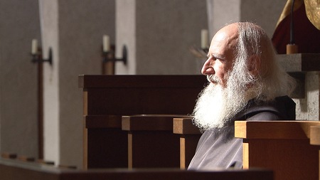 FeierAbend - Anselm Gr?n - Voller Zuversicht - Wie herausfordernd Bruchstellen im Leben sind, wei? Benediktiner Anselm Gr?n selbst nur zu gut. Die Diagnose einer Krebserkrankung hat ihm vor Jahren seine Endlichkeit schlagartig vor Augen gef?hrt und s