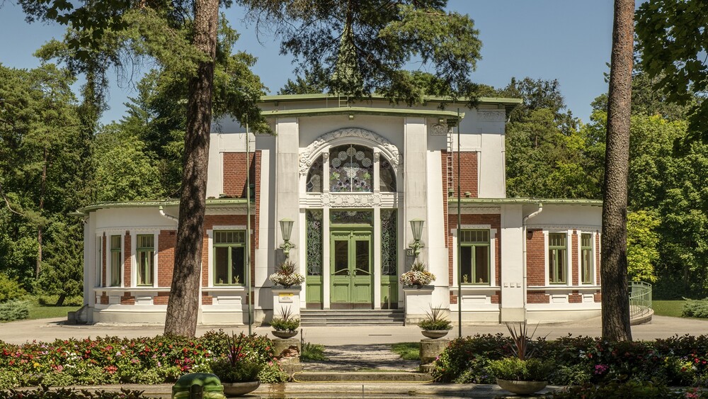 'Gesellschaftshaus' mit Kapelle im Landesklinikum Mauer