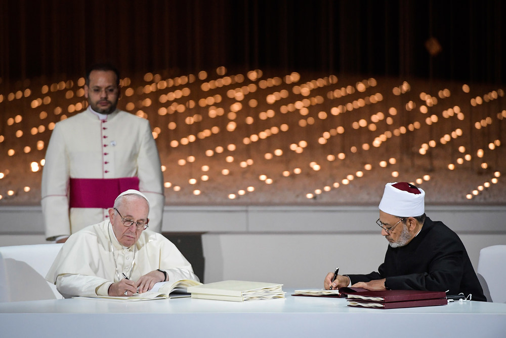 Papst Franziskus und Ahmad al-Tayyeb (Ahmed al-Tayyib), Großscheich der al-Azhar-Universität, unterzeichnen Dokumente einer gemeinsamen Erklärung am 4. Februar 2019 während eines interreligiösen Treffens in Abu Dhabi.