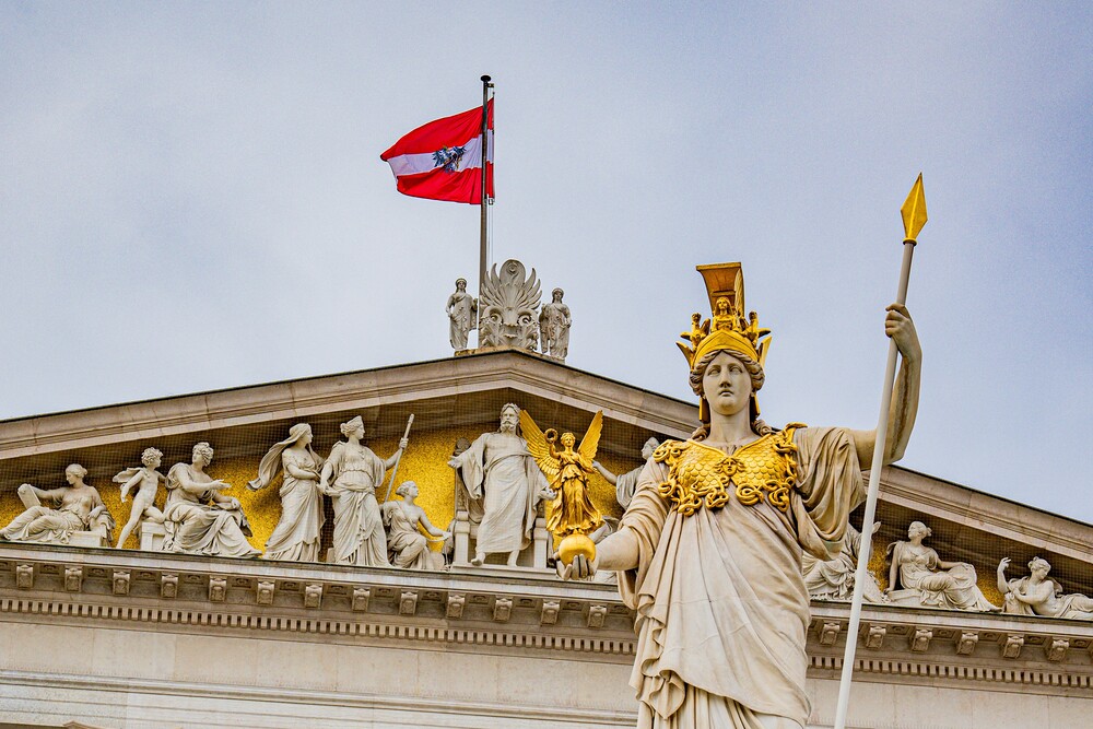 Österreich-Flagge über dem Parlament (Wien) / Foto von Sam auf Unsplash Österreich-Flagge über dem Parlament (Wien)