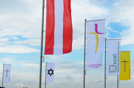 Fahnen beim Wiener 'Campus der Religionen'