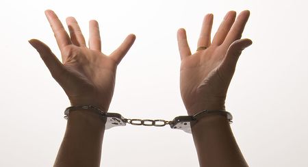 Hände in Handschellen