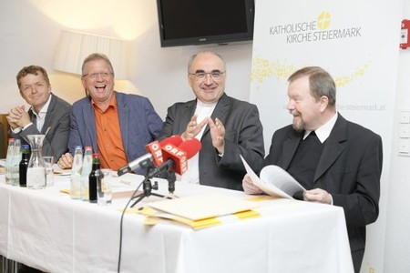 Die Stimmung passt: Johannes Rauchenberger, Thomas Bäckenberger, Bischof Wilhelm Krautwaschl, Generalvikar Erich Linhardt.