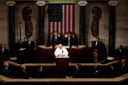 Papst Franziskus spricht am 24. September 2015 als erster Papst vor dem Kongress der Vereinigten Staaten von Amerika in Washington. Bild: Papst Franziskus bei seiner Rede vor dem Kongress.