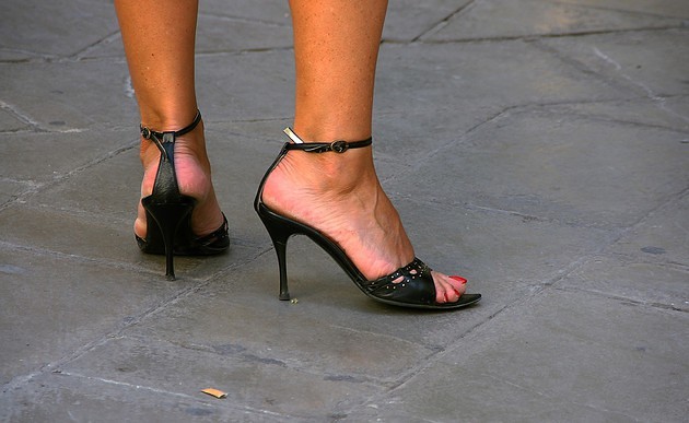 Damenbeine in Stöckelschuhen / bilderbox.com / Wodicka