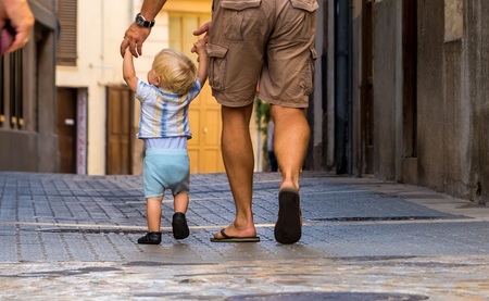 Ein Vater geht mit seinem kleinen Sohn spazieren