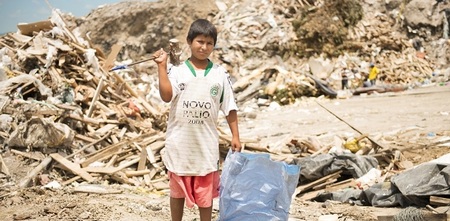 Kleiner Müllsammler in Ecuador