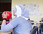 Ein muslimisches Mädchen aus dem Libanon, das ein Kopftuch trägt, trägt ein Schweißband in Deutschlandfarben. Canisius-Schule, Klasse mit unterschiedlich alten Flüchtlingskindern vom Balkan, aus Syrien, dem Libanon, Asien, in Recklinghausen am 19. Au