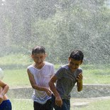 Bei Temperaturen über 30 Grad hat die Freiwillige Feuerwehr Feldkirch (OÖ) die Flüchtlinge im Lager Bergheim mit einer kalten Dusche überrascht.
