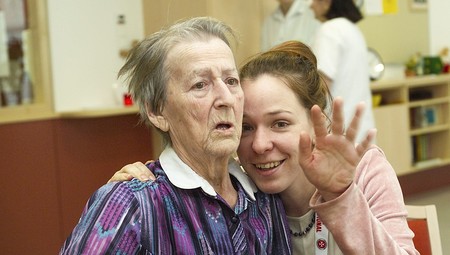 Neue Caritas-Kampagne soll Menschen für Pflegeberuf begeistern