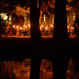 Sankt Martinsumzug am 11. November 2012 in der Kirchengemeinde Sankt Josef in Offenbach.Bild: Eltern und Kinder gehen mit Fackeln und Laternen auf dem Martinsumzug.
