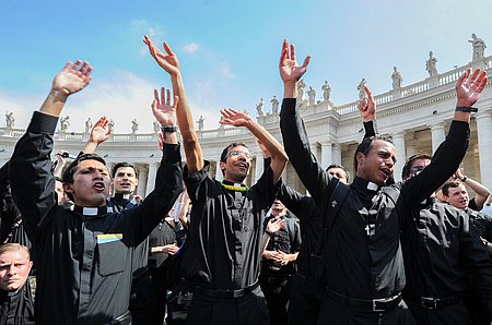 Pilger auf dem Petersplatz in Rom / kna-bild.de