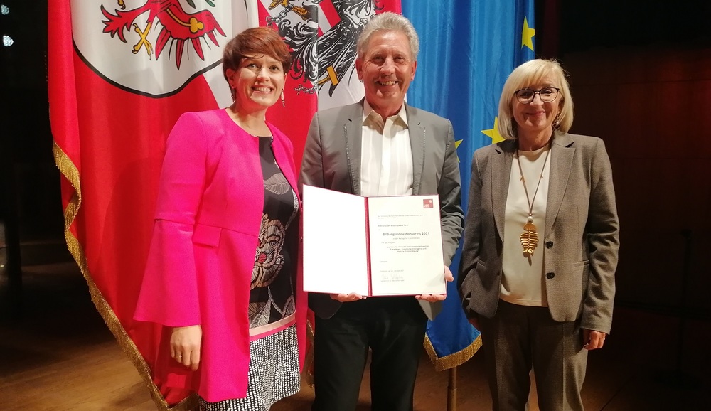 Landesrätin Palfrader gratuliert den Preisträgern des Katholisches Bildungswerkes, Angelika Stegmayr und Norbert Spangler