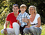 Familie auf einer Wiese [ (c) www.BilderBox.com, Erwin Wodicka, Siedlerzeile 3, A-4062 Thening, Tel. + 43 676 5103678.Verwendung nur gegen HONORAR, BELEG, URHEBERVERMERK nach AGBs auf bilderbox.com]