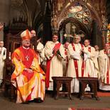 Mit dem Hinsetzen auf den Kathedra ist Manfred Scheuer offiziell Bischof von Linz