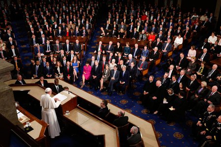 Papst Franziskus beim US-Kongress / © 2015 KNA, www.kna-bild.de - Nutzungsrechte vorbehalten., Paul Haring/ CNS photo Papst Franziskus spricht am 24. September 2015 als erster Papst vor dem Kongress der Vereinigten Staaten von Amerika in Washington. Bild: Papst Franziskus bei seiner Rede vor dem Kongress.
