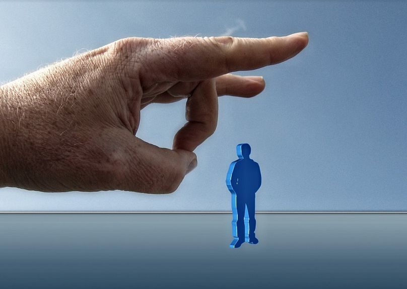 Hand schnippt Figur weg / pixabay / gemeinfrei Hand schnippt Figur weg