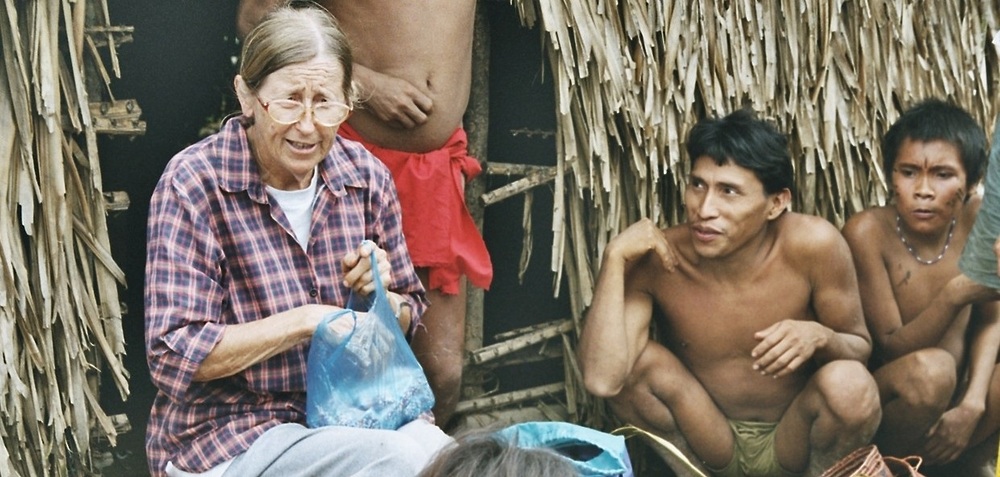 Sr. Maria Wachtler (1935-2016) mit Angehörigen des Yanomami-Volkes / Jugend Eine Welt Sr. Maria Wachtler (1935-2016) mit Angehörigen des Yanomami-Volkes
