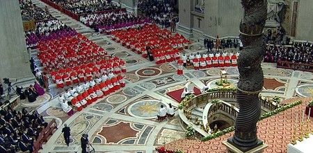 Zeremonie mit Papst und neuen Kardinälen im Petersdom