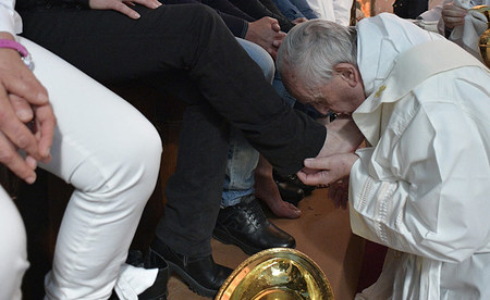 Papst Franziskus wäscht am 13. April 2017  in der Justizanstalt von Paliano, 60 Kilometer südwestlich von Rom, zwölf Gefangenen  aus Italien, Argentinien und Albanien die Füße.