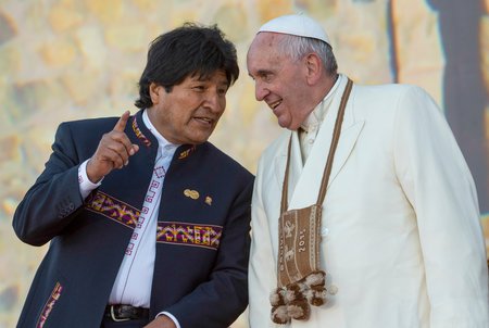 Papst Franziskus und Evo Morales / © 2015 KNA, www.kna-bild.de - Nutzungsrechte vorbehalten., Osservatore Romano Papst Franziskus bei der Willkommenszeremonie in La Paz mit dem bolivianischen Präsidenten Evo Morales am 8. Juli 2015.