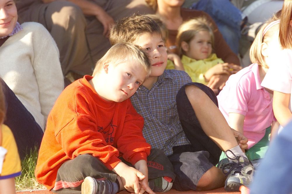 Kinder / Franz Josef Rupprecht, Rupprecht@kathbild.at Behinderte und nichtbehinderte Kinder bei einem Fest im Caritas-Heim f?r behinderte Kinder 'Am Himmel'.Wien, 14.9.2002? Franz Josef Rupprecht; A-7123 M?nchhof; Bank: Raiba M?nchhof (BLZ: 33054), Konto.-Nr.: 17.608