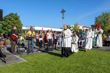 'Katholischer Gottesdienst', ''Gut ist, wer Gutes tut'.' Live vom Dorfplatz der Lebenswelt Kainbach der Barmherzigen Br?der in der Steiermark: Mit der Gemeinde feiert Kaplan Alfred Jokesch: 'Wenn nur das ganze Volk zu Propheten w?rde' - hei?t es im 4