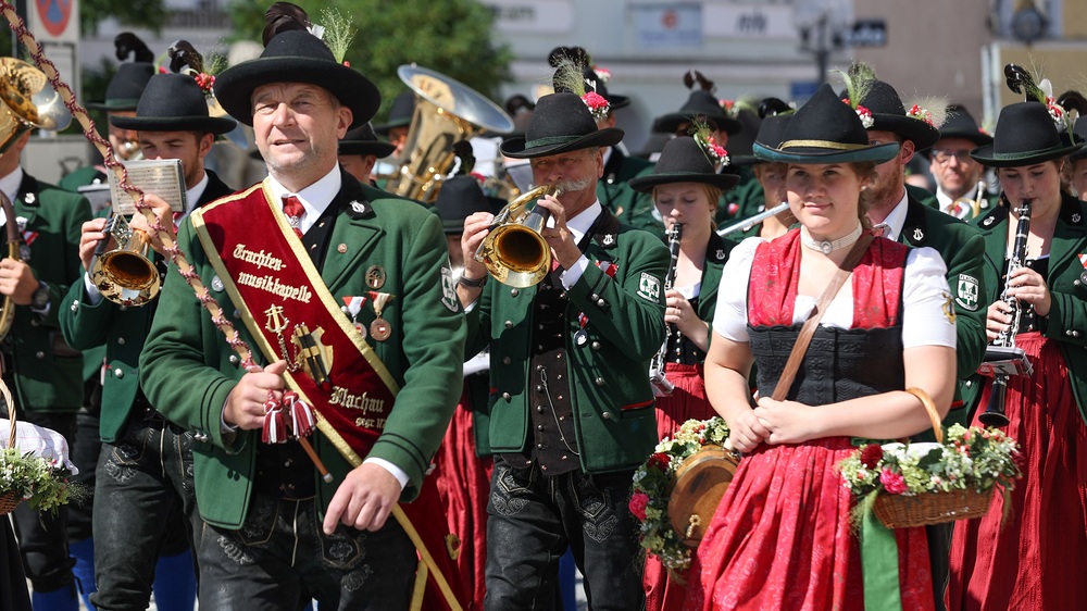Festakt und Gedenken 700 Jahre Schlacht von Mühldorf am 4. September 2022 in Muehldorf am Inn. Rund 3.500 Schützen und Musikanten aus Salzburg gedenken der gemeinsamen Geschichte Salzburg und Bayern. Fotocredit: Land Salzburg/Franz Neumayr    4.9.20