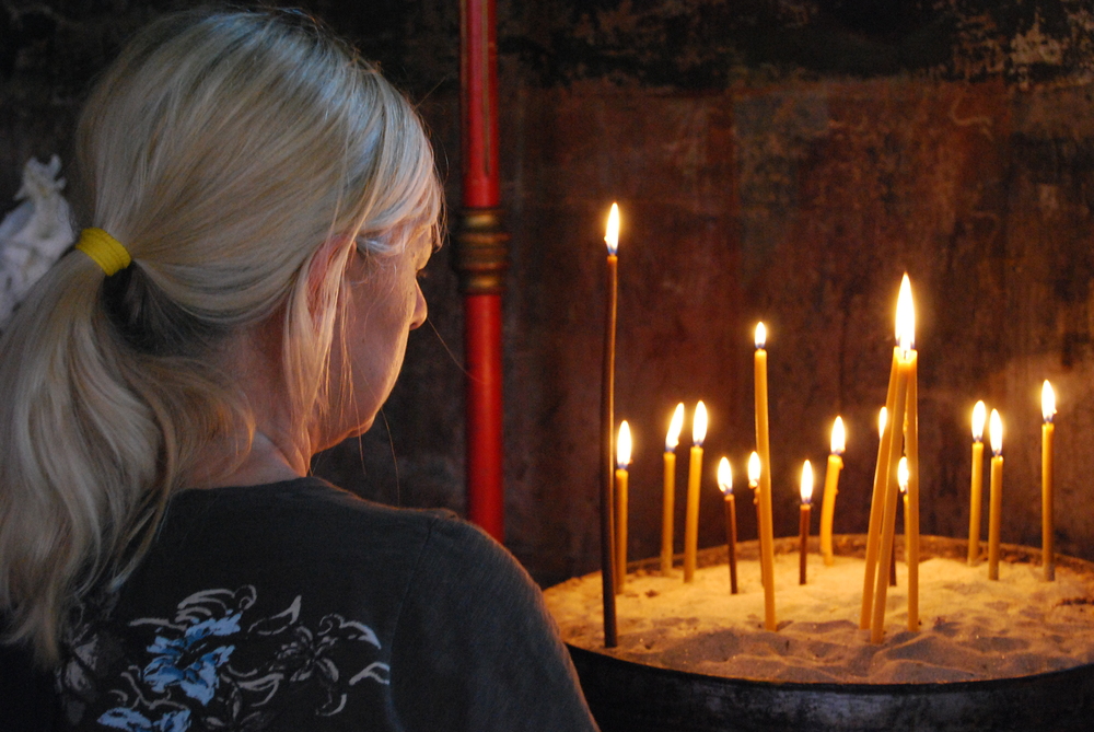 Gläubige vor Kerzen in einer orthodoxen Kirche / Henning Klingen / Kathpress Gläubige vor Kerzen in einer orthodoxen Kirche