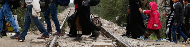 Flüchtlinge überqueren am 19. Oktober 2015 Bahngleise auf dem Weg von dem Transitlager Idomeni durch Mazedonien nach Serbien. Ziel der Flüchtlinge ist der Bahnhof in Belgrad, von dem aus sie mit dem Zug weiterreisen.