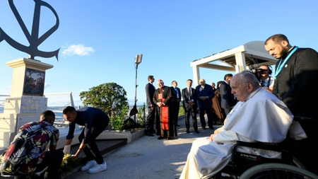 Papst an Gedenkort für Ertrunkene im Mittelmeer in Marseille