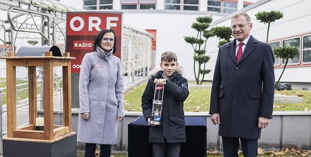 Empfang am 20. November 2021 - V.l.: Sabina Korntner/Projektleitung 'ORF-Friedenslicht aus Bethlehem', Friedenslichtkind Tobias Nußbaumer, Landeshauptmann Thomas Stelzer