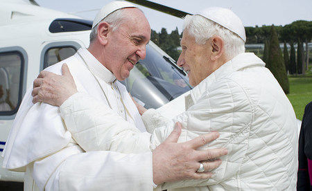 Papst Franziskus hat am 23. März 2013 seinen Vorgänger, den emeritierten Papst Benedikt XVI., in der Sommerresidenz Castel Gandolfo besucht. Die beiden begrüßen sich gegenseitig mit einer Umarmung.
