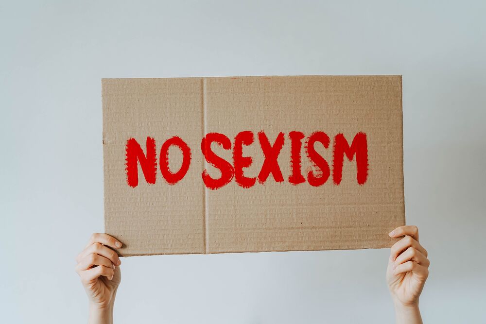 Frau hält Schild mit der Aufschrift 'No Sexism' / olia danilevich via pexels / CC0 Frau hält Schild mit der Aufschrift 'No Sexism'