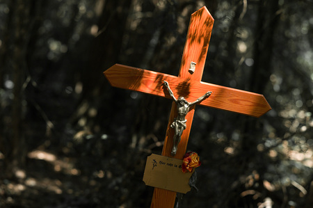 Die Statue von Jesus Christus auf einem Grabstein auf einem Friedhof.