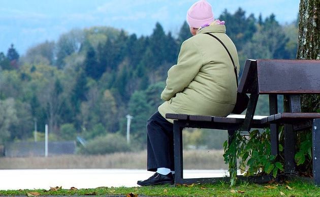 Ältere Frau auf einer Bank / pixabay / gemeinfrei