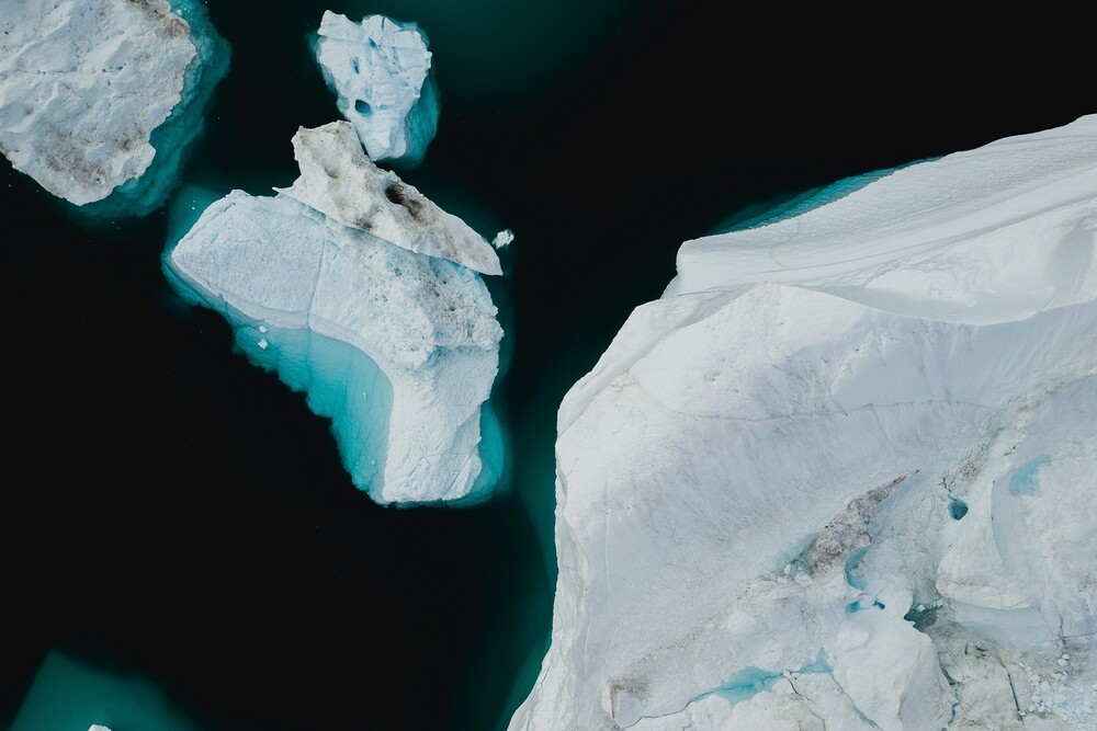 Umweltschutz: Theologe mit bisheriger kirchlicher Bilanz unzufrieden / Foto von Annie Spratt auf Unsplash Eisberge im Wasser