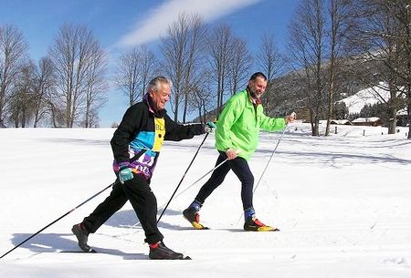 Blinder Langläufer mit Begleiter