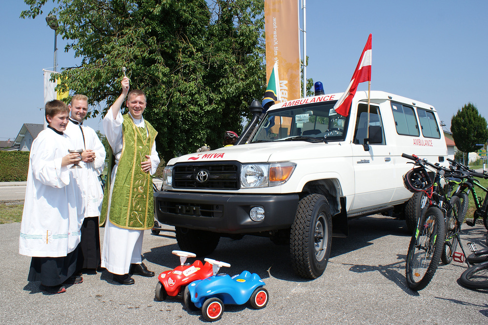 Christophorus-Sonntag: MIVA-Spendenaktion und Fahrzeugsegnungen